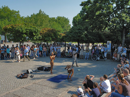 Straßenkünstler auf dem Heinrich-Böll-Platz