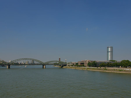 Foto Hohenzollernbrücke führt zum Kennedyufer - Köln