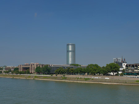 Hohenzollernbrücke führt zum Kennedyufer Foto 