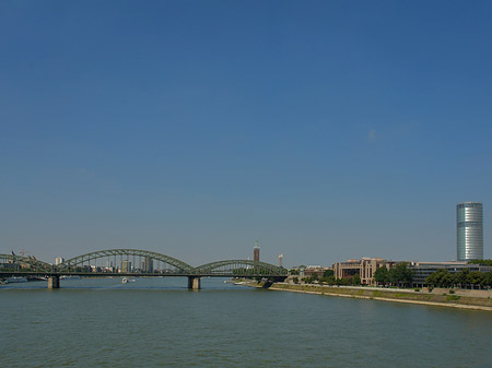 Hohenzollernbrücke führt zum Kennedyufer