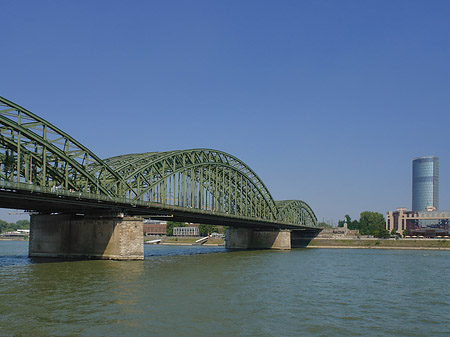 Hohenzollernbrücke reicht ans Kennedyufer