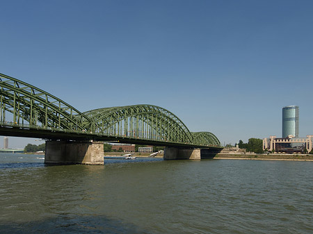 Hohenzollernbrücke reicht ans Kennedyufer Foto 