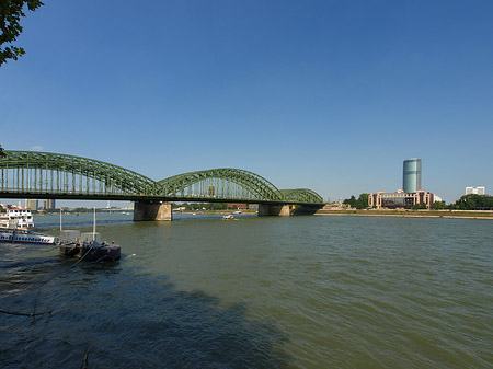 Fotos Hohenzollernbrücke reicht ans Kennedyufer