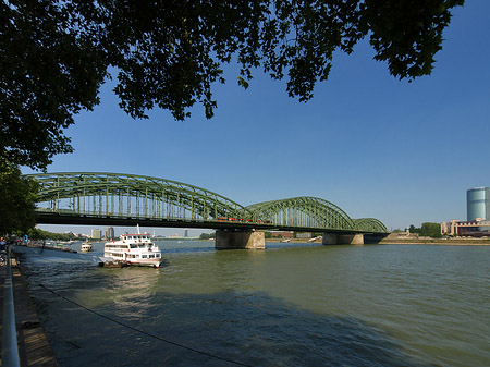 Hohenzollernbrücke reicht ans Kennedyufer Foto 