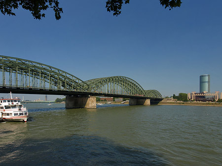 Hohenzollernbrücke reicht ans Kennedyufer Foto 