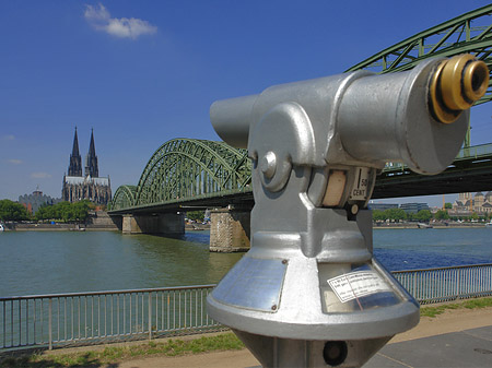 Foto Fernrohr vor der Hohenzollernbrücke - Köln