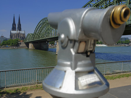 Fernrohr vor der Hohenzollernbrücke Foto 