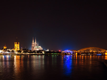 Foto Kölner Dom hinter der Hohenzollernbrücke - Köln