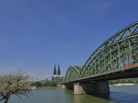 Hohenzollernbrücke am Kölner Dom Foto 