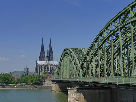 Hohenzollernbrücke am Kölner Dom Foto 