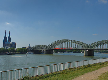 Foto Hohenzollernbrücke neben Kölner Dom