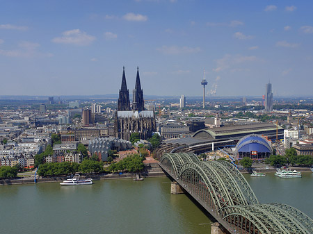 Foto Hohenzollernbrücke und Kölner Dom aus der Ferne - Köln