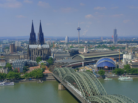 Fotos Hohenzollernbrücke und Kölner Dom aus der Ferne