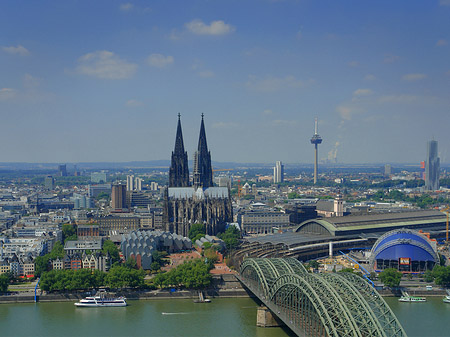 Foto Hohenzollernbrücke und Kölner Dom aus der Ferne - Köln