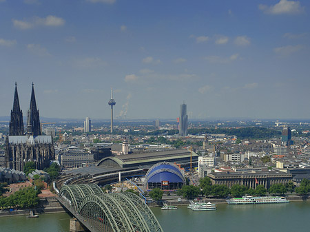 Hohenzollernbrücke und Kölner Dom aus der Ferne Foto 