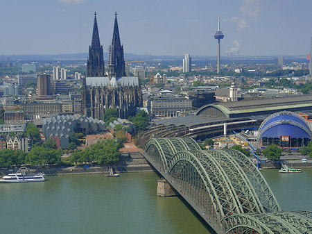 Hohenzollernbrücke und Kölner Dom aus der Ferne Foto 