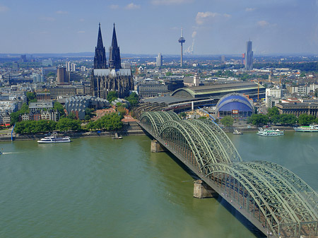 Hohenzollernbrücke und Kölner Dom aus der Ferne Fotos