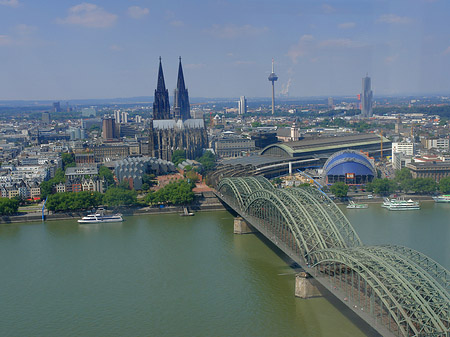 Foto Hohenzollernbrücke und Kölner Dom aus der Ferne