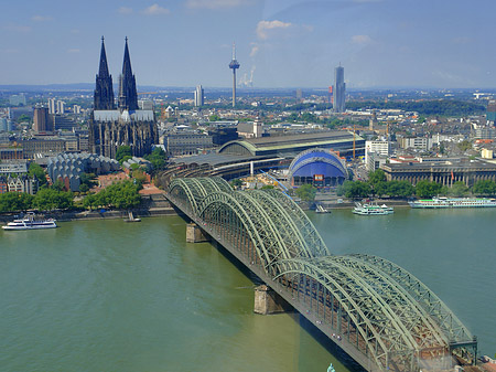 Hohenzollernbrücke und Kölner Dom aus der Ferne Fotos