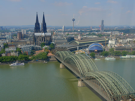 Fotos Hohenzollernbrücke und Kölner Dom aus der Ferne | Köln