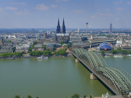 Hohenzollernbrücke und Kölner Dom aus der Ferne Foto 