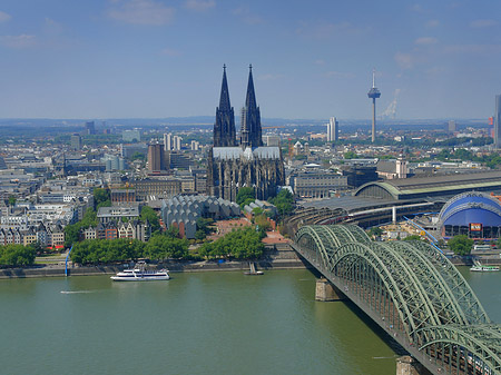 Hohenzollernbrücke und Kölner Dom aus der Ferne