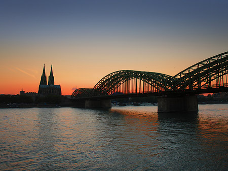 Foto Kölner Dom hinter der Hohenzollernbrücke