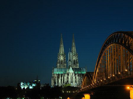 Foto Kölner Dom hinter der Hohenzollernbrücke - Köln