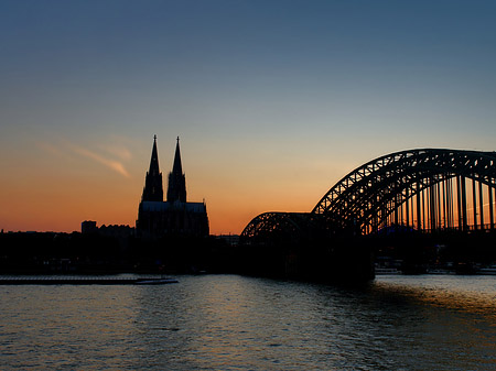 Kölner Dom hinter der Hohenzollernbrücke Foto 