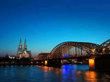 Fotos Kölner Dom hinter der Hohenzollernbrücke