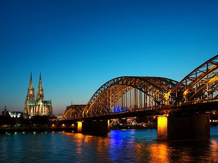 Kölner Dom hinter der Hohenzollernbrücke Foto 