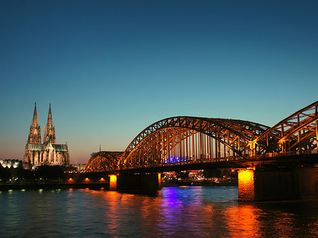 Foto Kölner Dom hinter der Hohenzollernbrücke