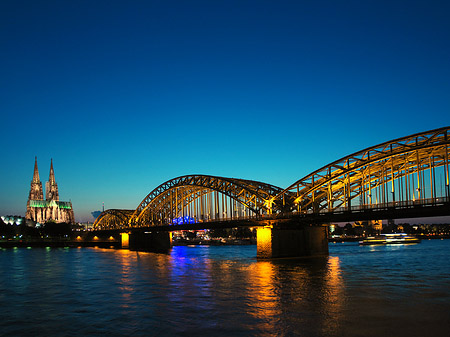 Fotos Kölner Dom hinter der Hohenzollernbrücke