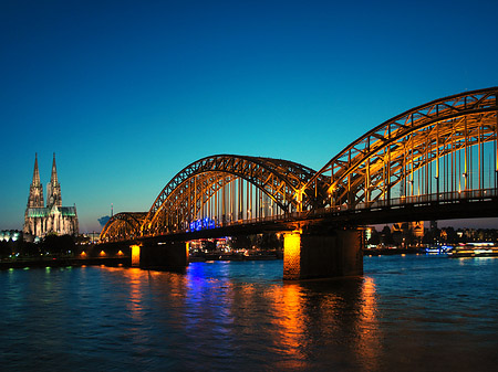 Foto Kölner Dom hinter der Hohenzollernbrücke