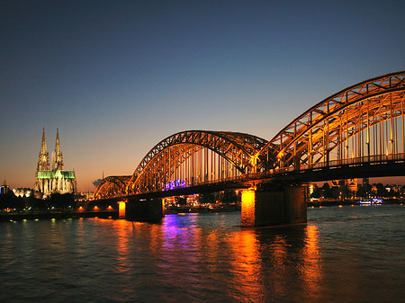 Fotos Kölner Dom hinter der Hohenzollernbrücke | Köln