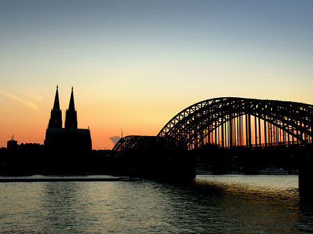 Kölner Dom hinter der Hohenzollernbrücke Fotos