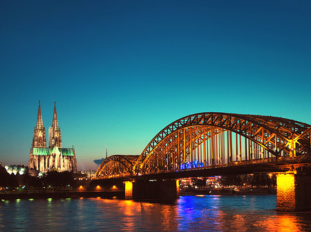 Fotos Kölner Dom hinter der Hohenzollernbrücke