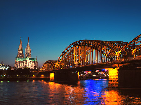 Kölner Dom hinter der Hohenzollernbrücke