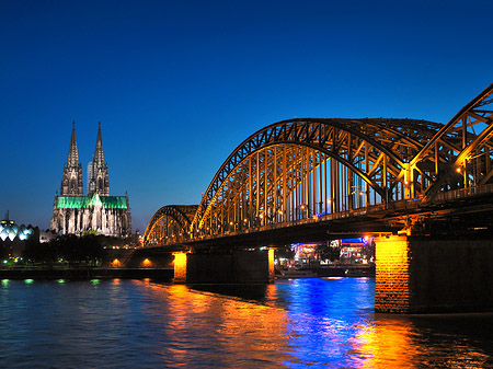 Kölner Dom hinter der Hohenzollernbrücke Fotos