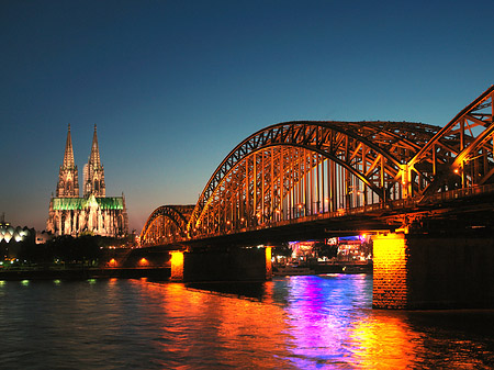 Kölner Dom hinter der Hohenzollernbrücke Fotos