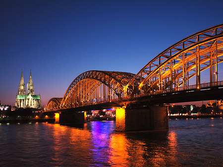 Kölner Dom hinter der Hohenzollernbrücke