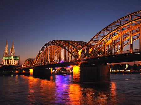 Fotos Kölner Dom hinter der Hohenzollernbrücke