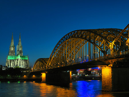 Kölner Dom hinter der Hohenzollernbrücke Foto 