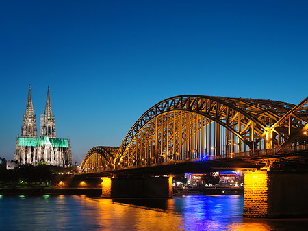 Kölner Dom hinter der Hohenzollernbrücke