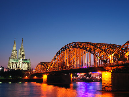 Kölner Dom hinter der Hohenzollernbrücke