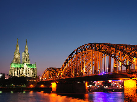 Foto Kölner Dom hinter der Hohenzollernbrücke - Köln