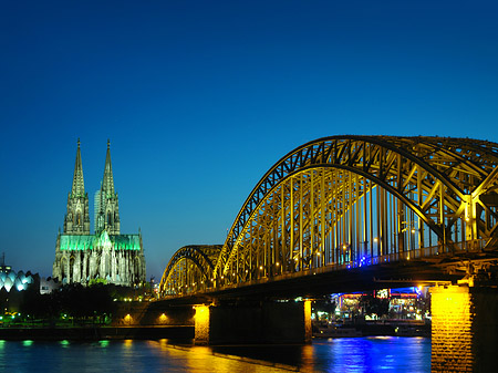 Kölner Dom hinter der Hohenzollernbrücke Fotos