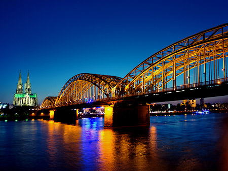 Fotos Kölner Dom hinter der Hohenzollernbrücke | Köln