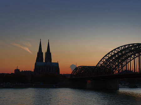 Foto Kölner Dom hinter der Hohenzollernbrücke - Köln