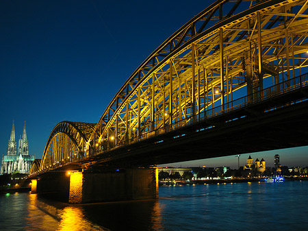 Fotos Kölner Dom hinter der Hohenzollernbrücke | Köln